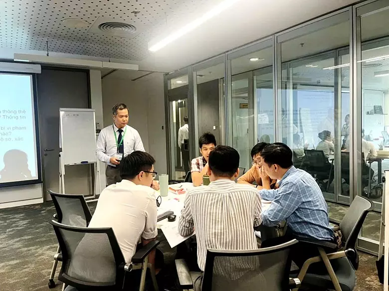 Hoạt động thảo luận nhóm tại lớp học Infochief