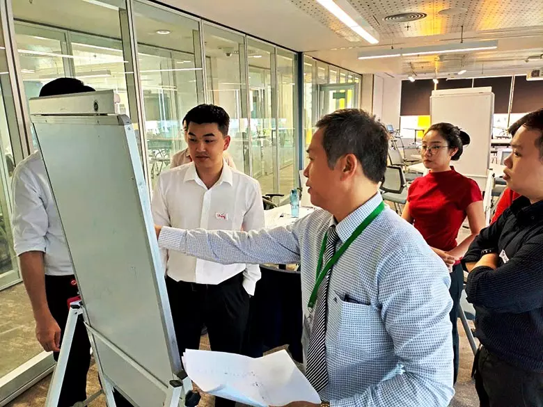 Học viên trao đổi cùng giảng viên Infochief