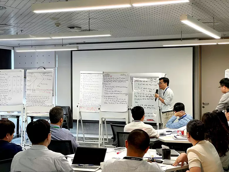 Học viên thuyết trình đề án trước lớp